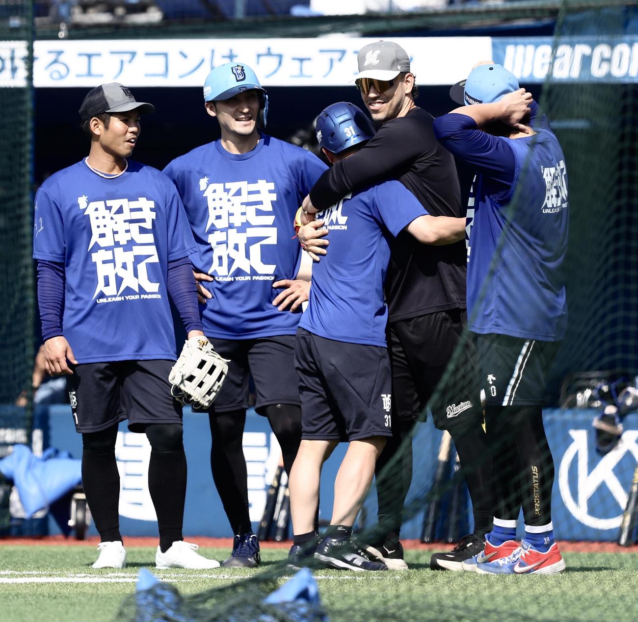 DeNA対ロッテ　試合前、柴田らDeNAナインとあいさつを交わすロッテ・ソト（右から2人目）（撮影・河田真司）