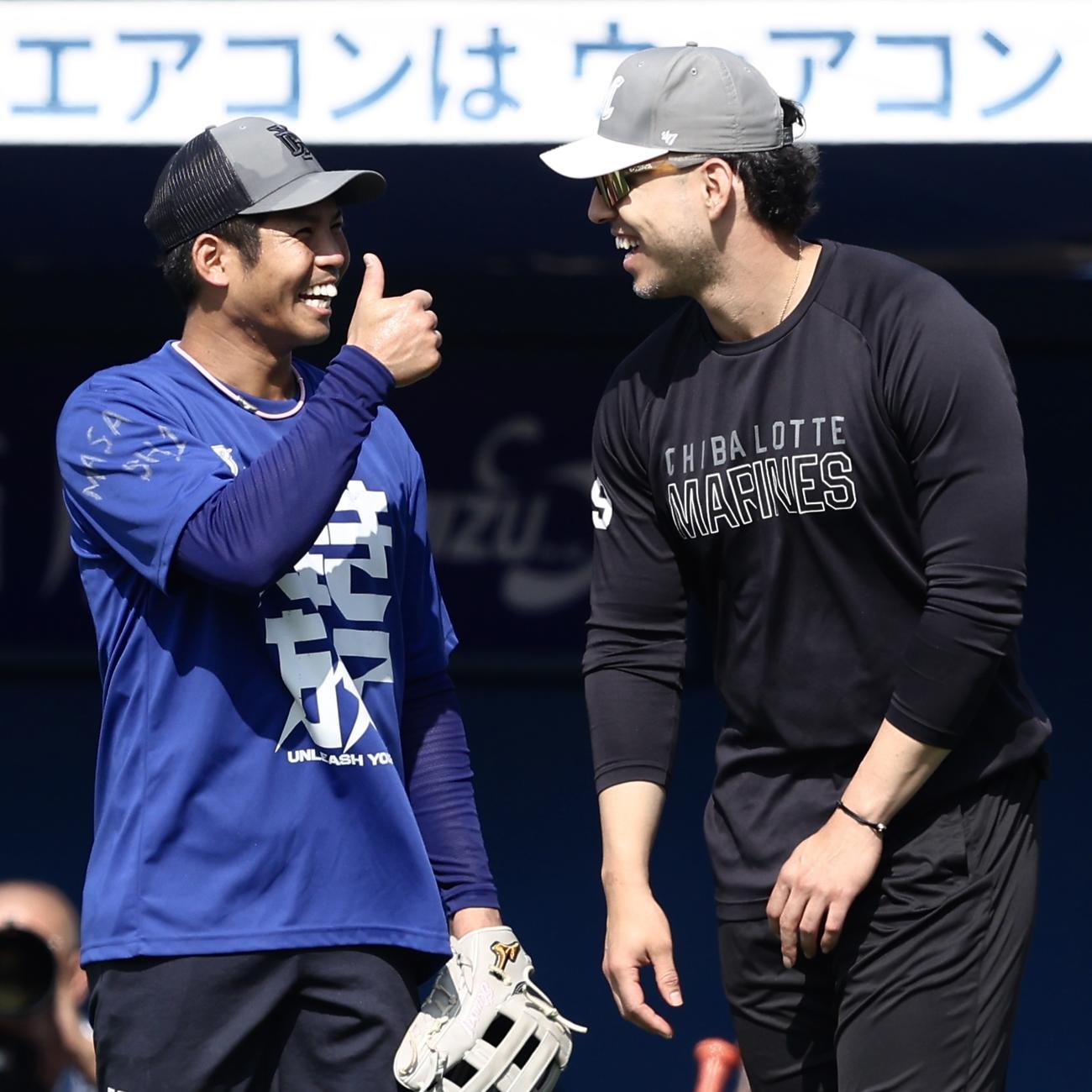 横浜対ロッテ　試合前、言葉を交わすDeNA桑原（左）とロッテ・ソト（撮影・河田真司）