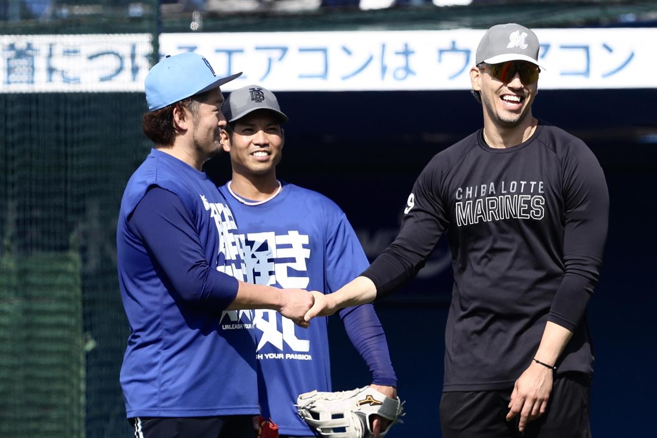 DeNA対ロッテ　試合前、言葉を交わすDeNA桑原（左）とロッテ・ソト（撮影・河田真司）