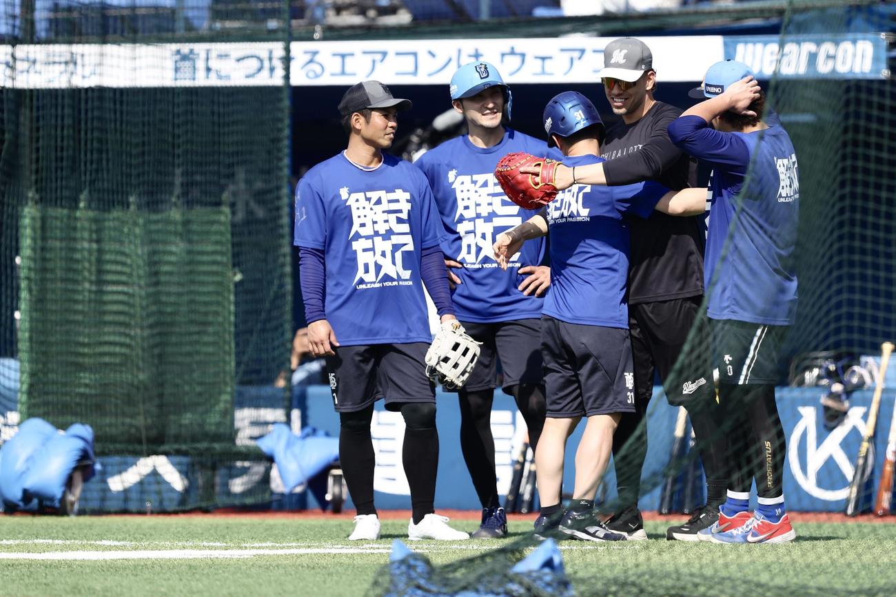 DeNA対ロッテ　試合前、DeNAナインとあいさつを交わすロッテ・ソト（右から2人目）（撮影・河田真司）