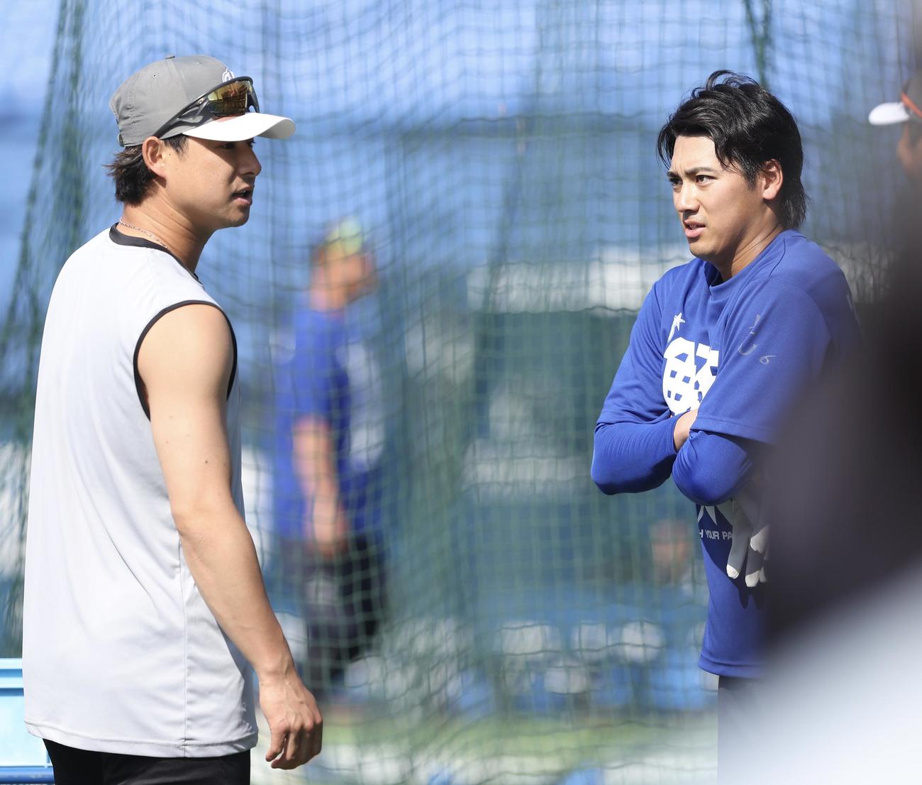 DeNA対ロッテ　試合前、言葉を交わすロッテ藤岡（左）とDeNA森敬（撮影・河田真司）