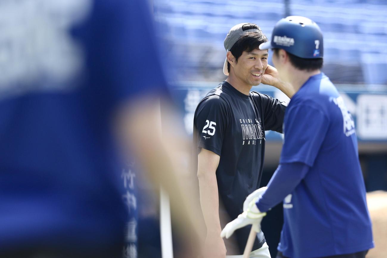 DeNA対ロッテ　試合前、DeNA佐野（手前）にあいさつするロッテ岡（撮影・河田真司）