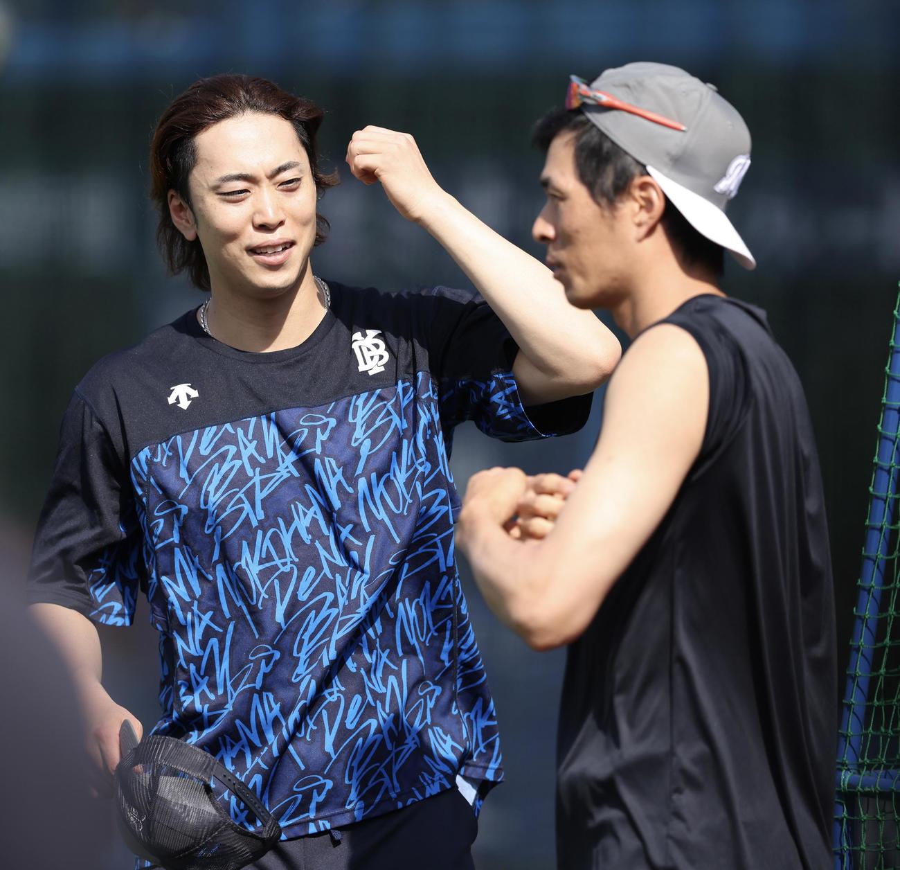 DeNA対ロッテ　試合前、ロッテ岡（手前）と言葉を交わすDeNA入江（撮影・河田真司）