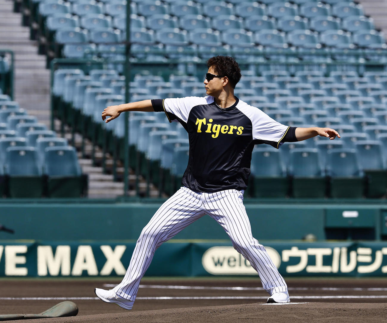 阪神対ソフトバンク　マウンドを確認する阪神大竹（撮影・藤尾明華）
