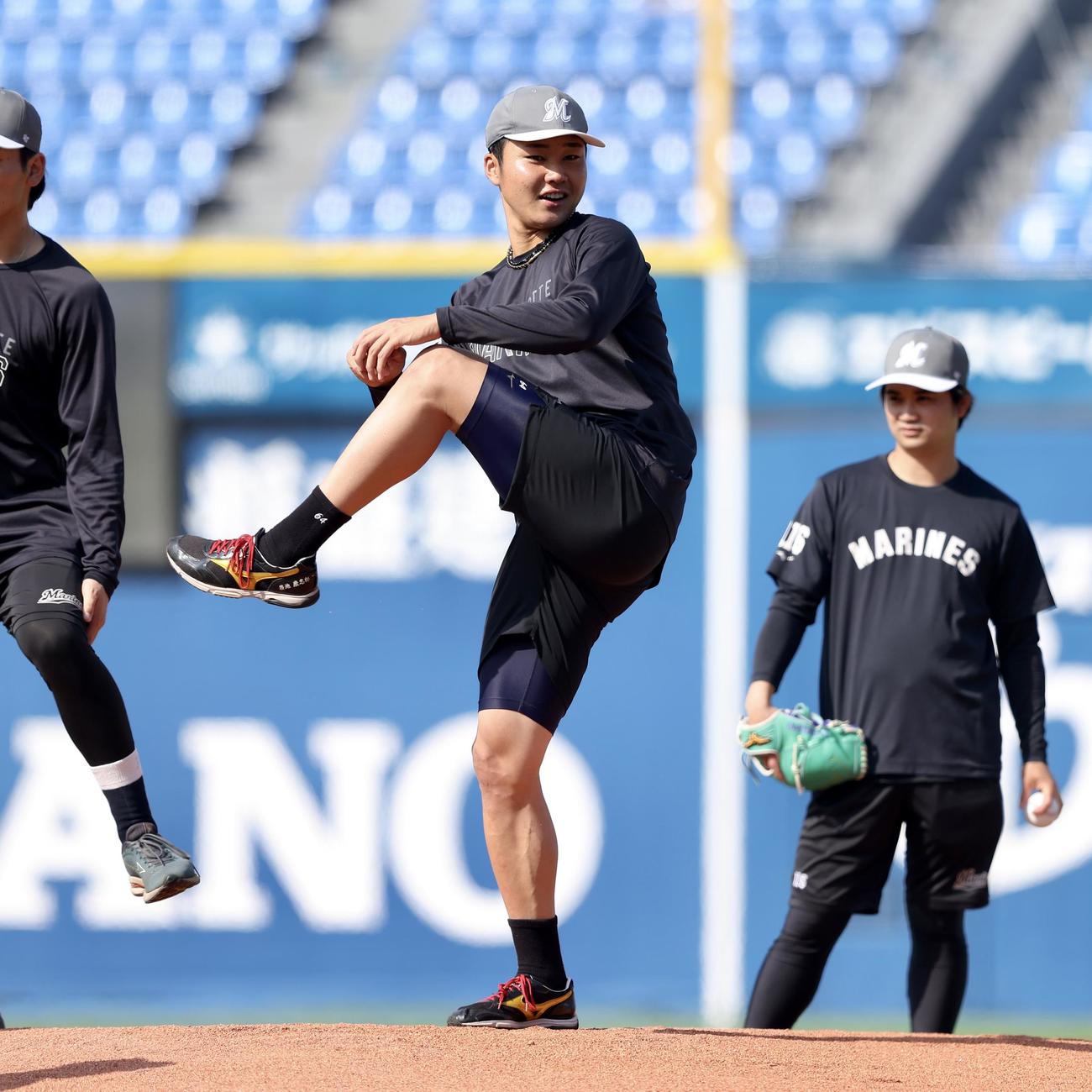 DeNA対ロッテ　試合前、マウンドで調整するロッテ広池（撮影・河田真司）