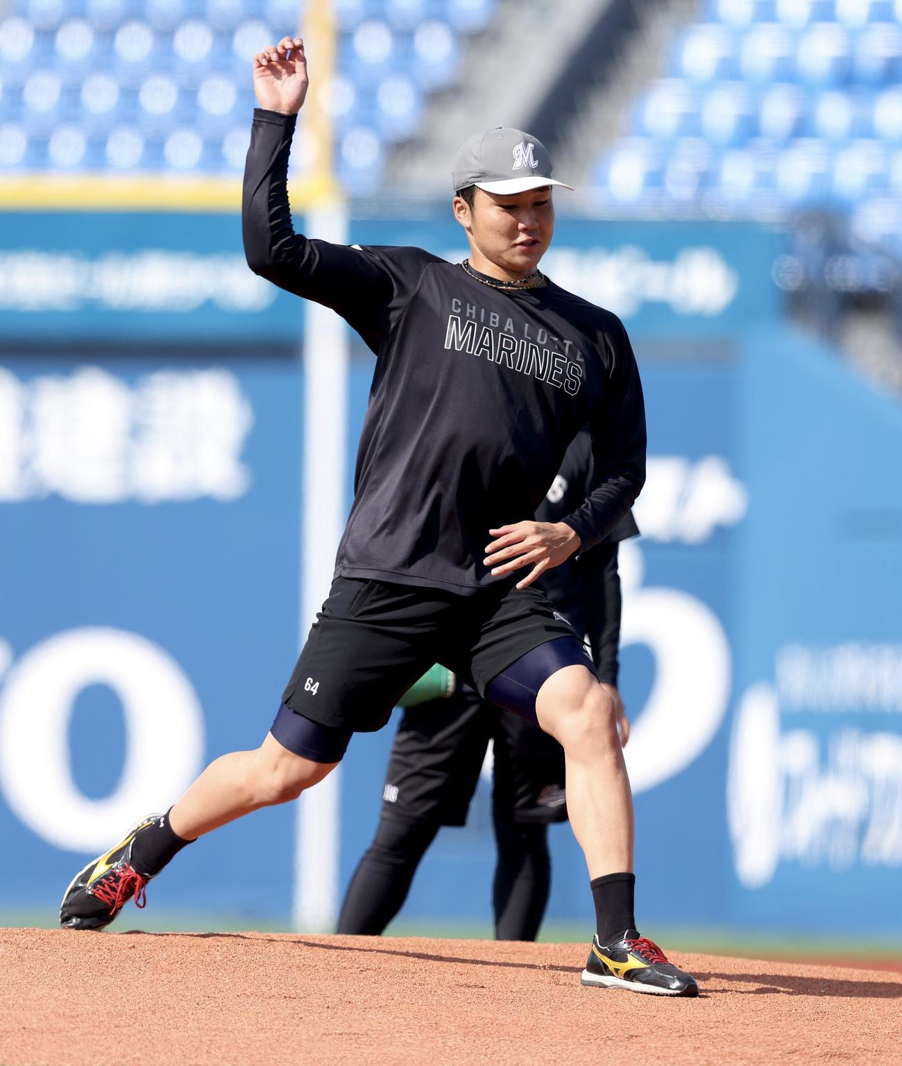 DeNA対ロッテ　試合前、マウンドで調整するロッテ広池（撮影・河田真司）