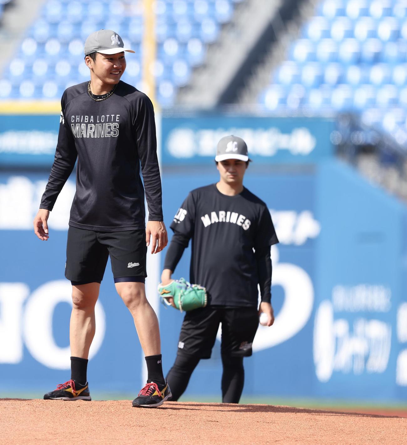 DeNA対ロッテ　試合前、マウンドで笑顔を見せるロッテ広池（撮影・河田真司）