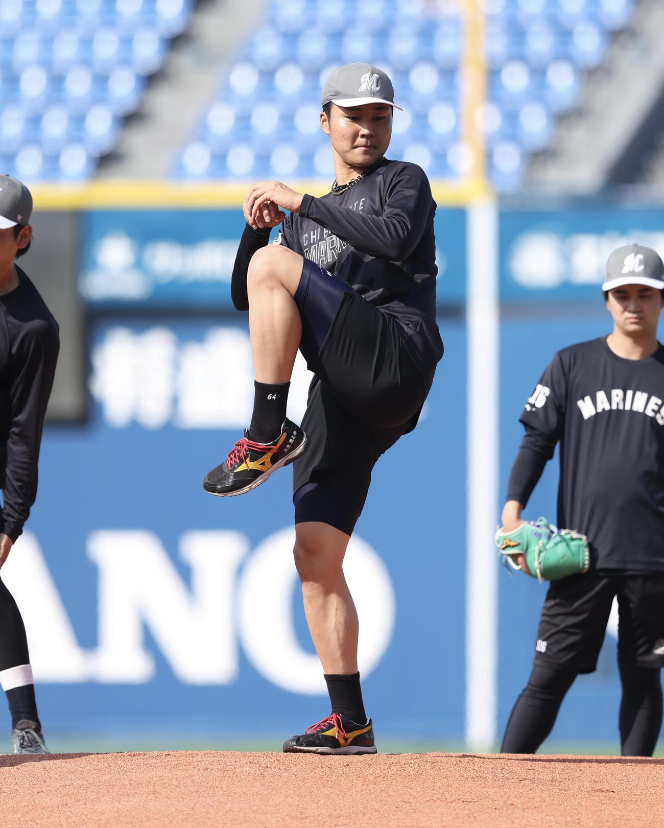 DeNA対ロッテ　試合前、マウンドで調整するロッテ広池（撮影・河田真司）