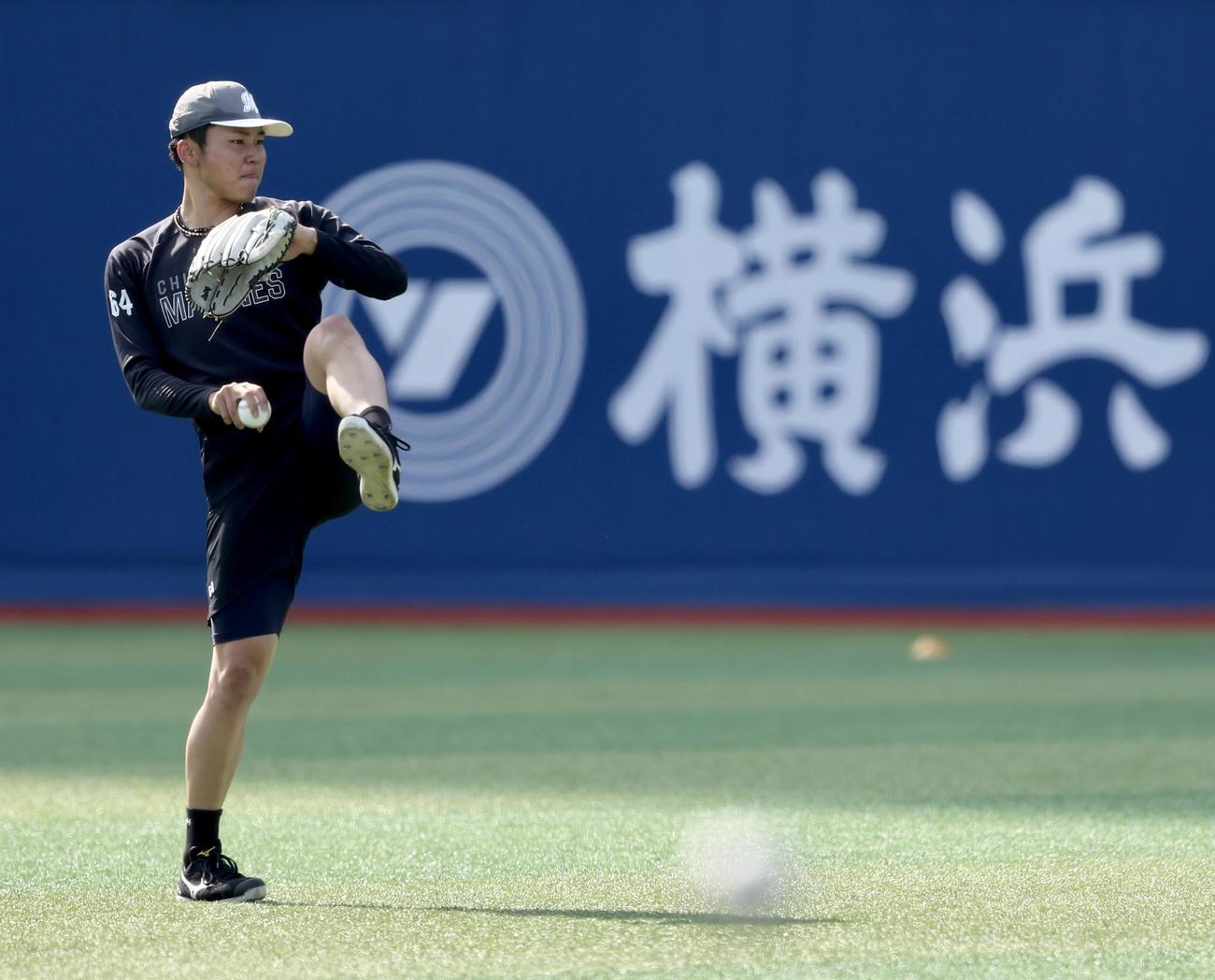DeNA対ロッテ　試合前、キャッチボールするロッテ広池（撮影・河田真司）