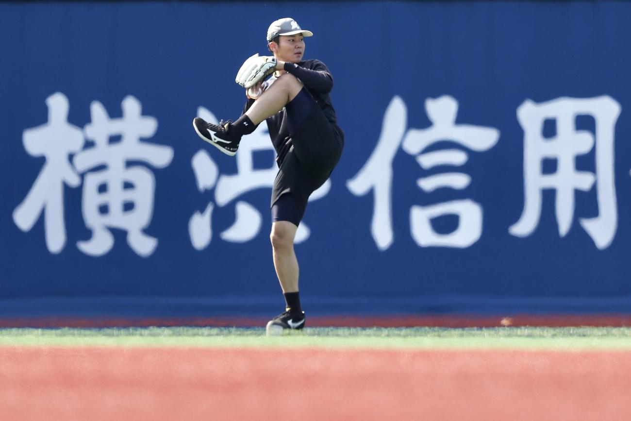 DeNA対ロッテ　試合前、キャッチボールするロッテ広池（撮影・河田真司）