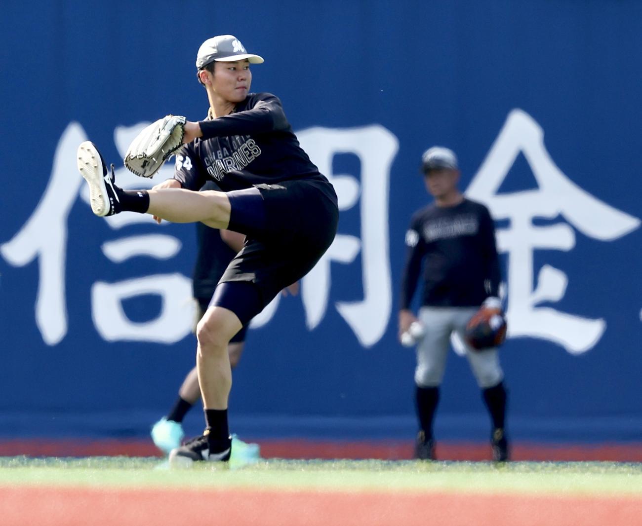 DeNA対ロッテ　試合前、キャッチボールするロッテ広池（撮影・河田真司）