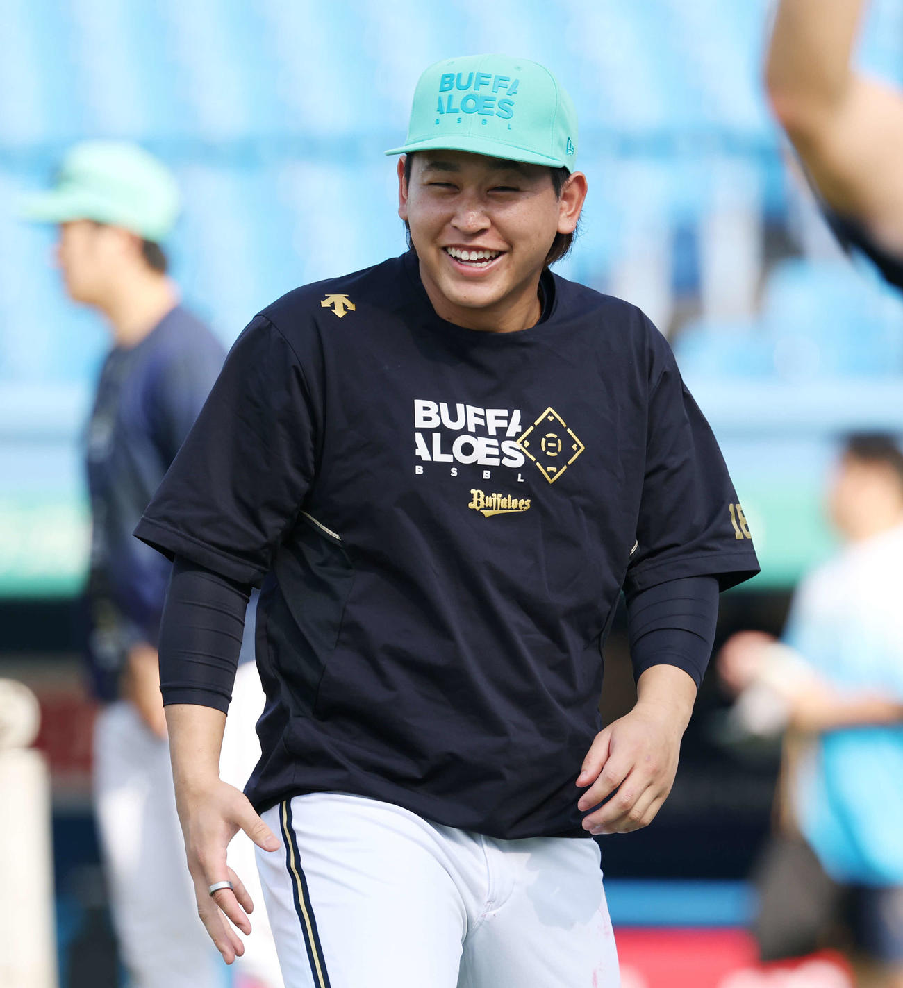 ヤクルト対オリックス　試合前練習で笑顔を見せるオリックス宮城（撮影・宮地輝）