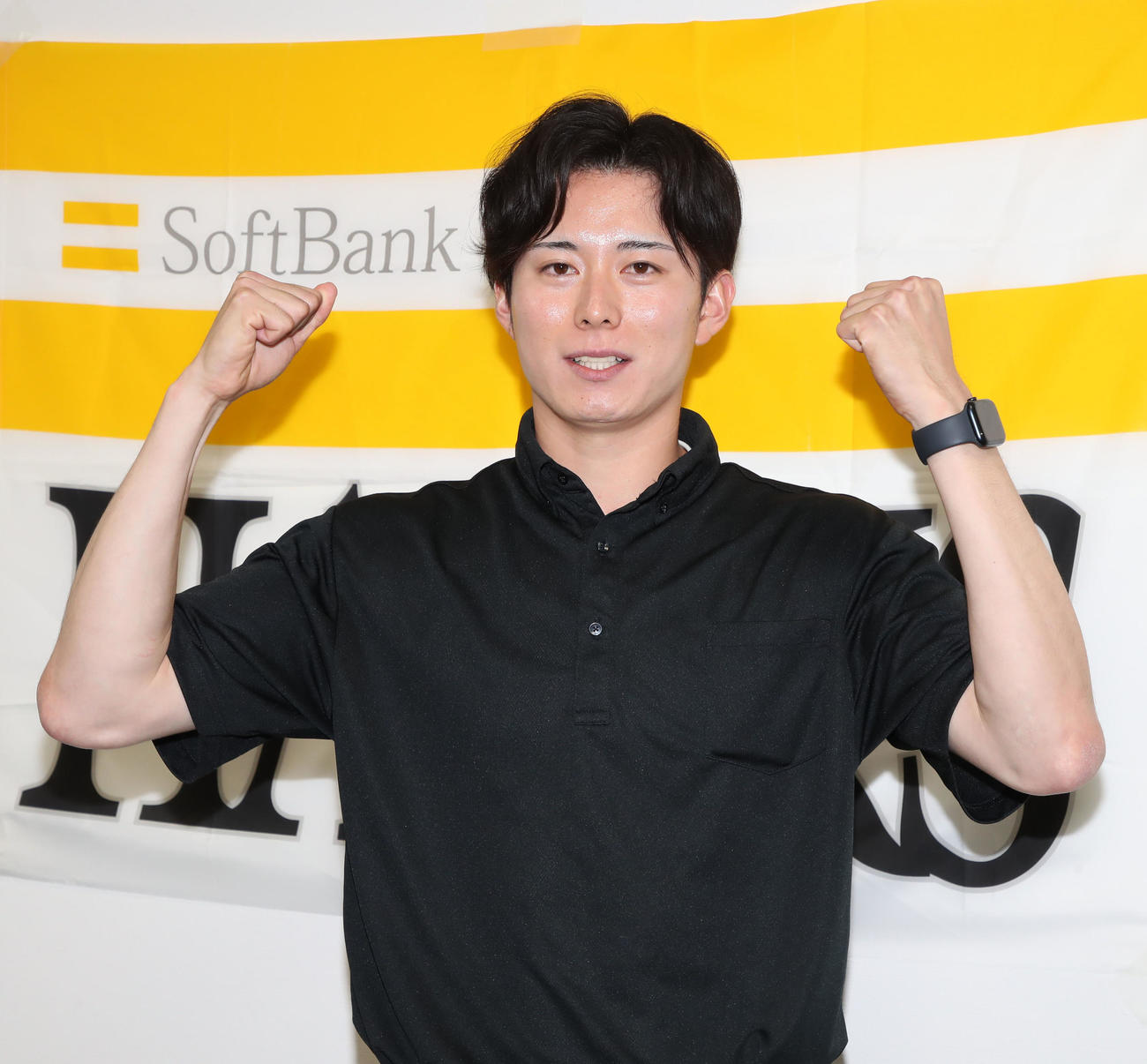 支配下契約を結んで会見し、ガッツポーズを作るソフトバンク川口（撮影・加藤哉）