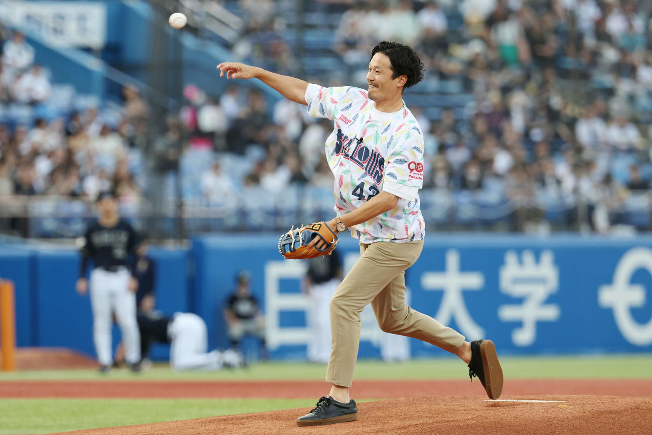 ヤクルト対オリックス　ファーストピッチを務める坂口氏（撮影・宮地輝）