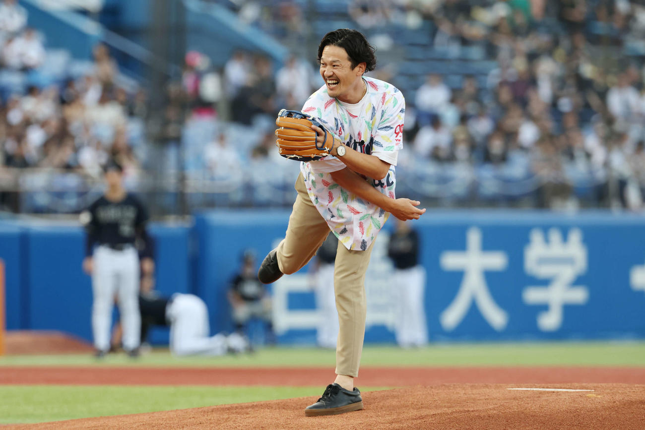 ヤクルト対オリックス　ファーストピッチを務める坂口氏（撮影・宮地輝）