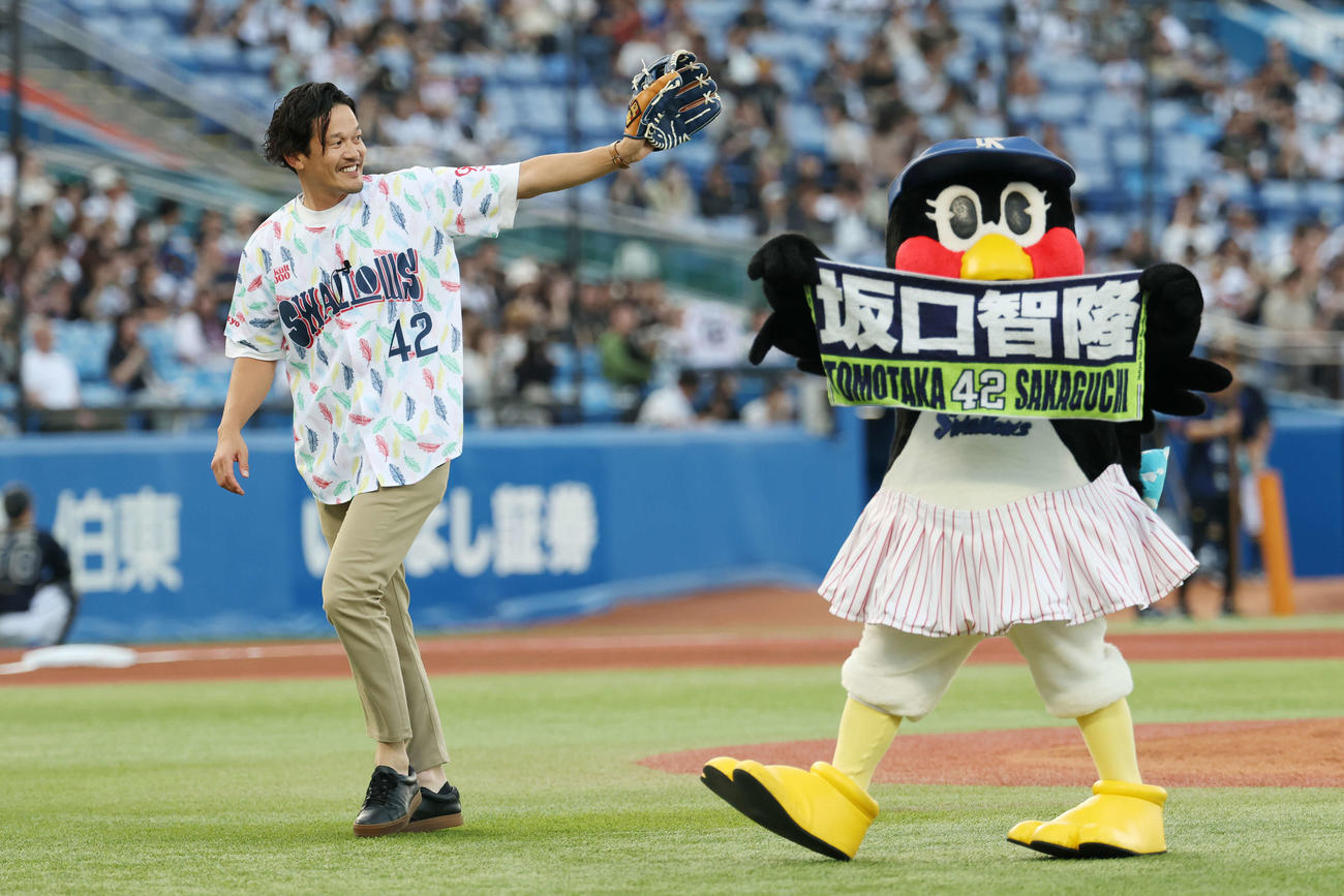 ヤクルト対オリックス　ファーストピッチを務めた坂口氏（左）とタオルを掲げるつばみ（撮影・宮地輝）