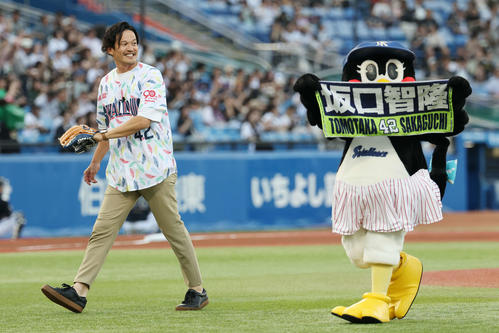 ヤクルト】OB坂口智隆氏が古巣オリックス戦のファーストピッチで力強い