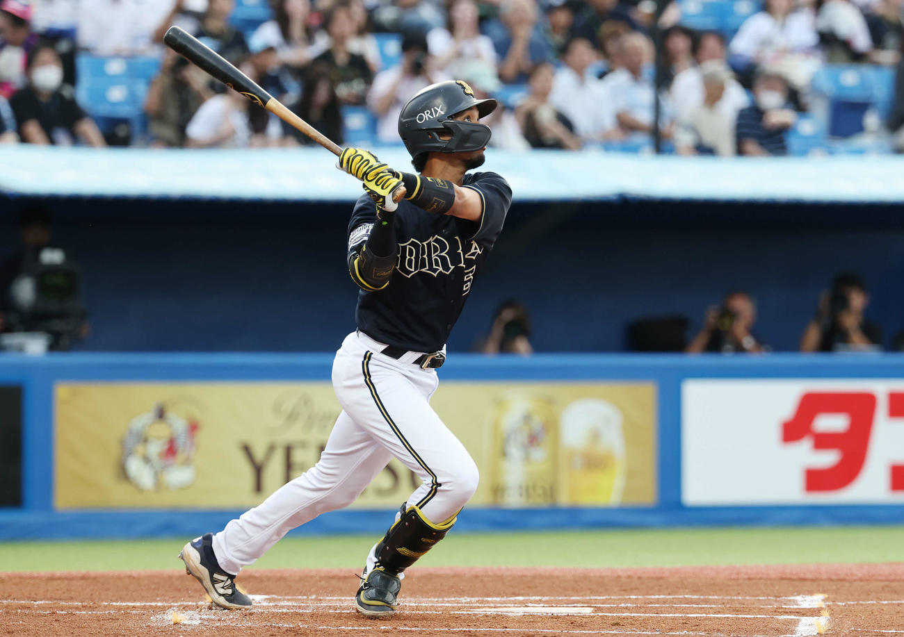 ヤクルト対オリックス　1回表オリックス無死三塁、右越え先制2点本塁打を放つ宗（撮影・宮地輝）