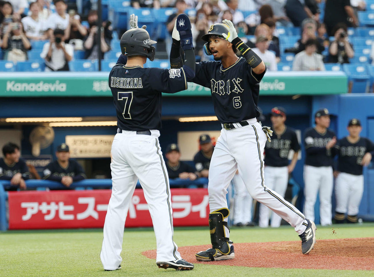 ヤクルト対オリックス　1回表オリックス無死三塁、右越え先制2点本塁打を放ち西川（左）とタッチする宗（撮影・宮地輝）