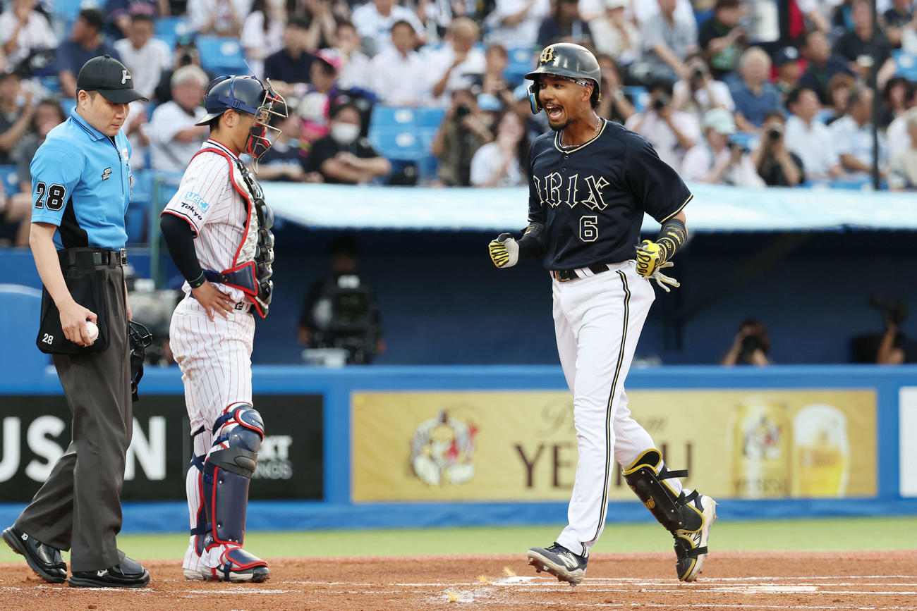 ヤクルト対オリックス　1回表オリックス無死三塁、右越え先制2点本塁打を放った宗（撮影・宮地輝）