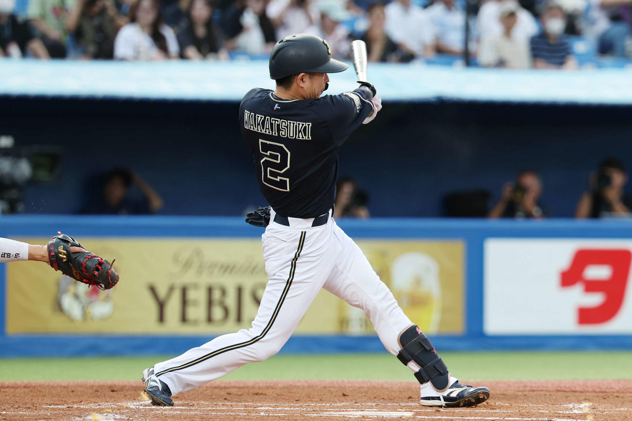 ヤクルト対オリックス　1回表オリックス2死一、二塁、左前適時打を放つ若月（撮影・宮地輝）