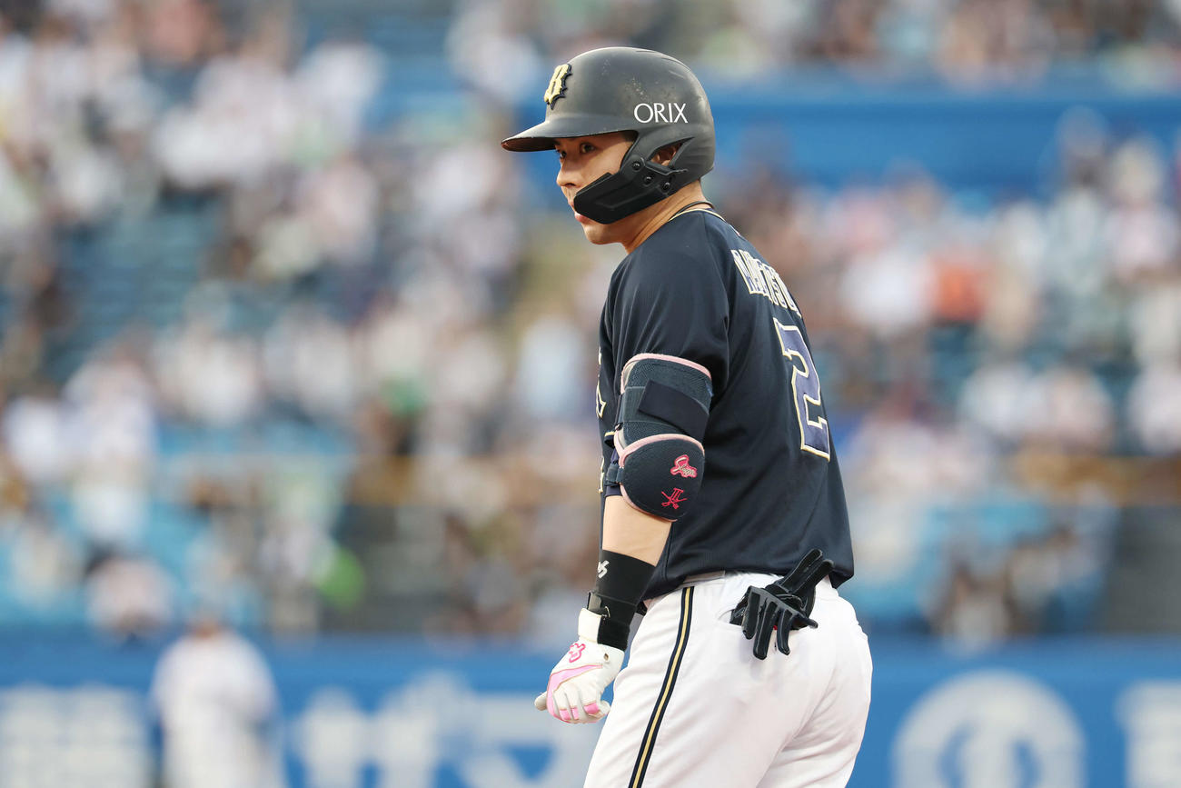 ヤクルト対オリックス　1回表オリックス2死一、二塁、左前適時打を放った若月（撮影・宮地輝）