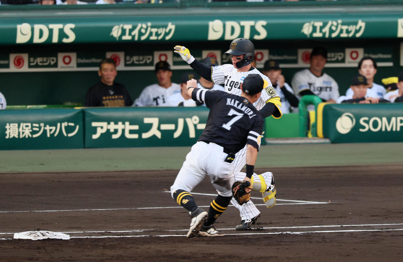 阪神対ソフトバンク　1回裏阪神2死、森下は遊ゴロを打ったが一塁手中村晃の失策でセーフとなる（撮影・加藤哉）