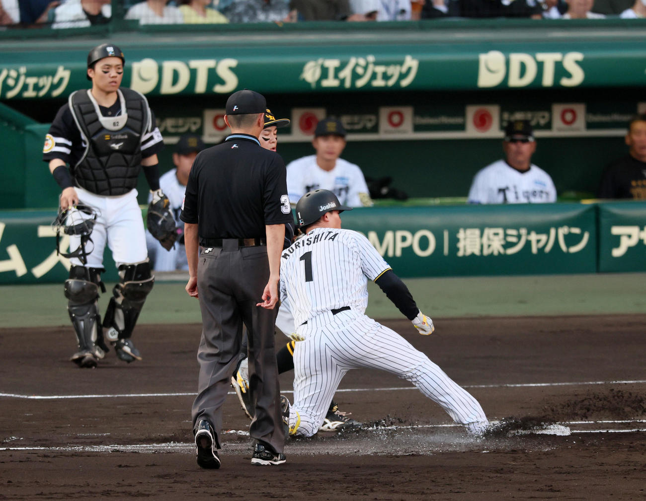 阪神対ソフトバンク　1回裏阪神2死、森下は遊ゴロを打ち一塁手中村晃からタッチされたかに見えたが急いで帰塁しセーフとなる（撮影・加藤哉）