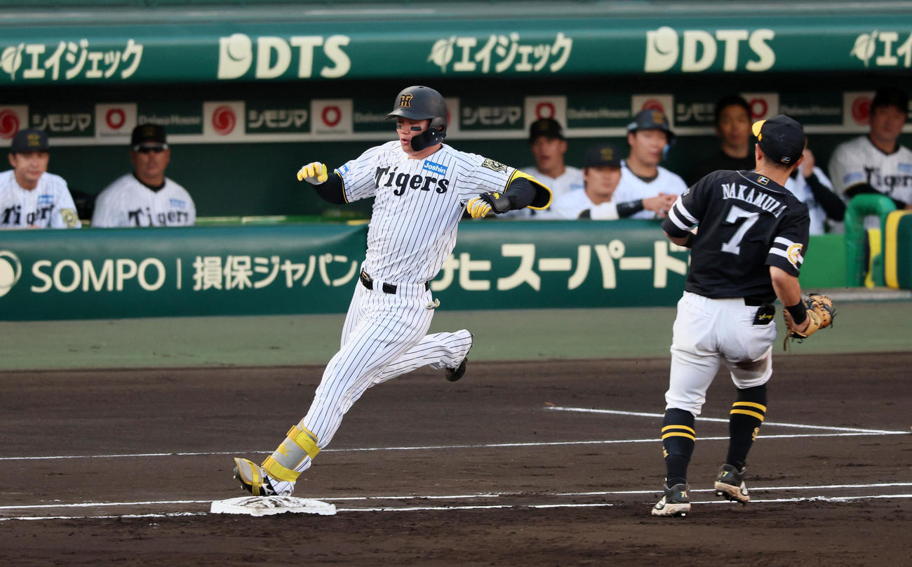 阪神対ソフトバンク　1回裏阪神2死、森下は遊ゴロを打ったが一塁手中村晃の失策でセーフとなる（撮影・加藤哉）