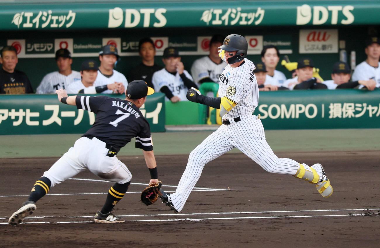 阪神対ソフトバンク　1回裏阪神2死、森下は遊ゴロを打ったが一塁手中村晃の失策でセーフとなる（撮影・加藤哉）