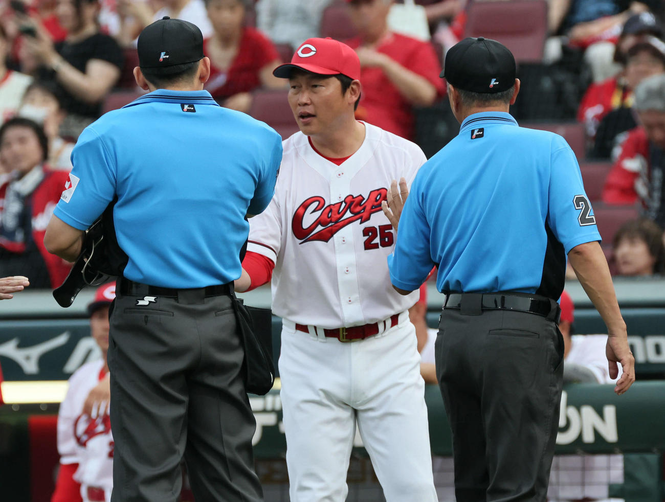 広島対楽天　1回表楽天無死一塁、小深田の右安打と一走帰塁の判定を巡り、新井監督（右）がリクエスト（撮影・加藤孝規）