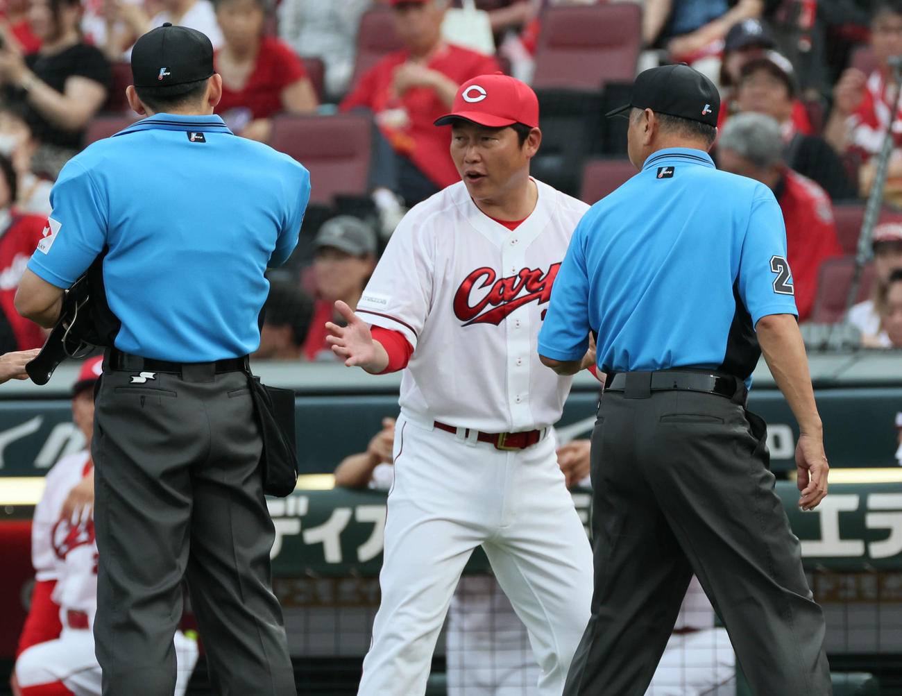 広島対楽天　1回表楽天無死一塁、小深田の右安打と一走帰塁の判定を巡り、新井監督（右）がリクエスト（撮影・加藤孝規）