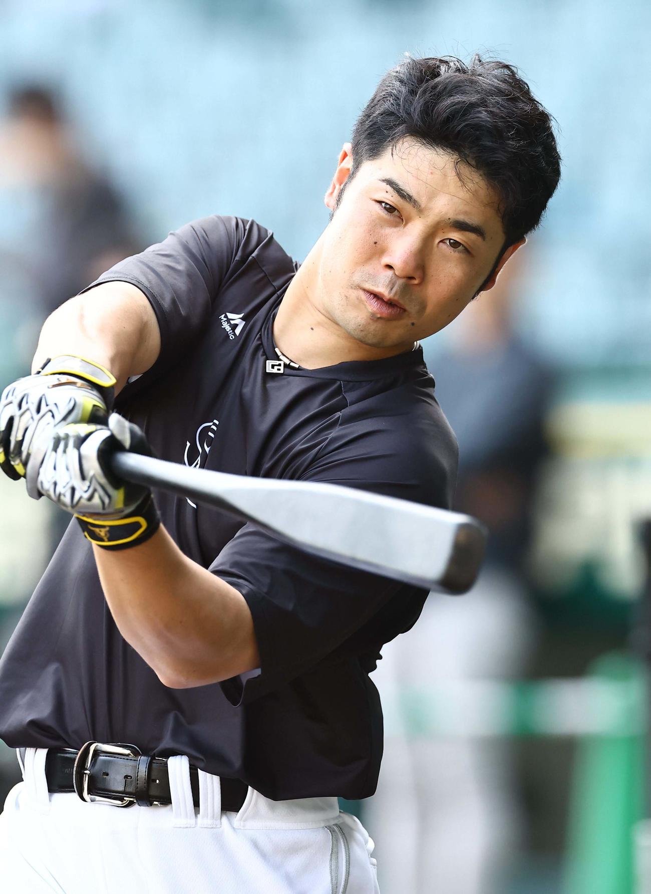 阪神対ソフトバンク　打撃練習をする近藤（撮影・上田博志）