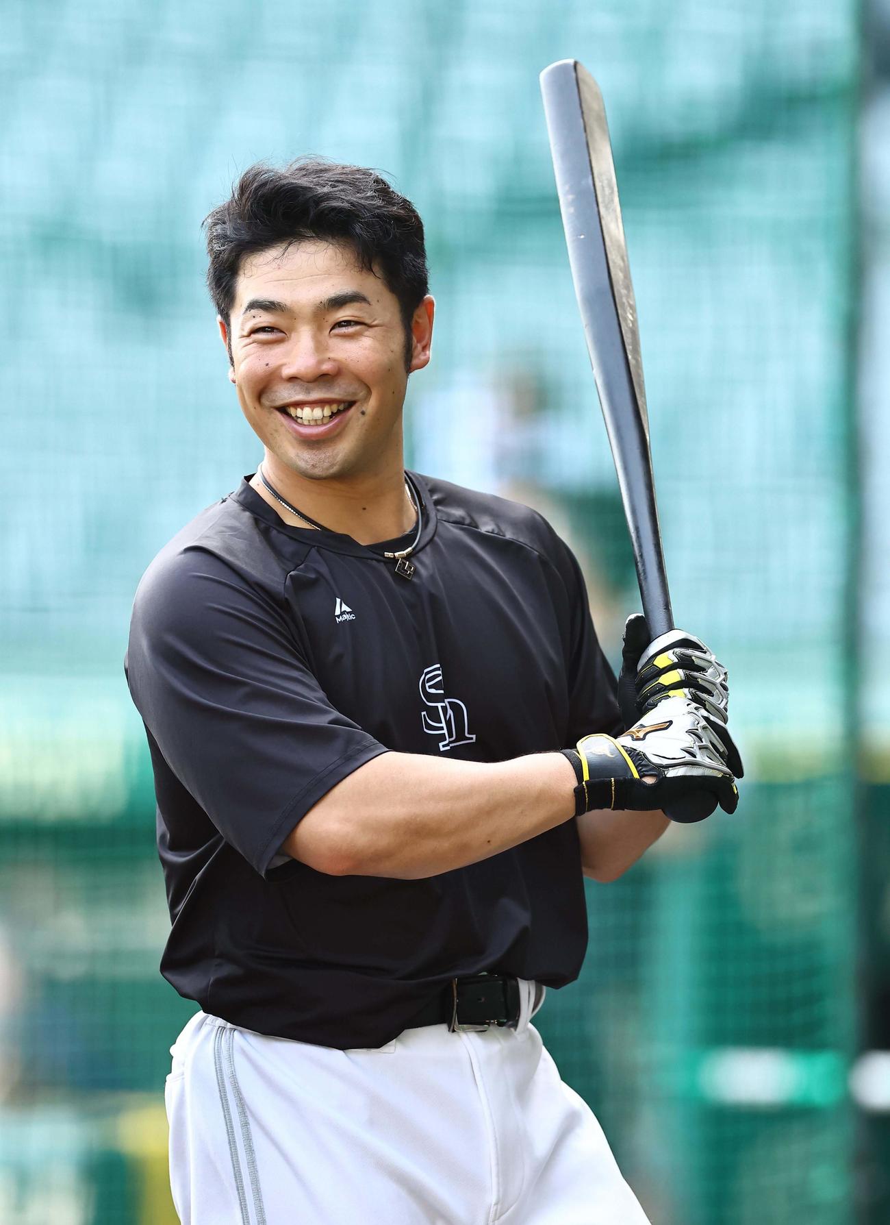 阪神対ソフトバンク　笑顔を見せる近藤（撮影・上田博志）