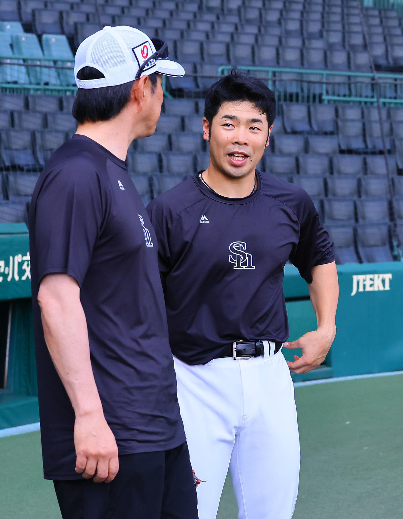 阪神対ソフトバンク　小久保監督と話しをするソフトバンク近藤（撮影・藤尾明華）
