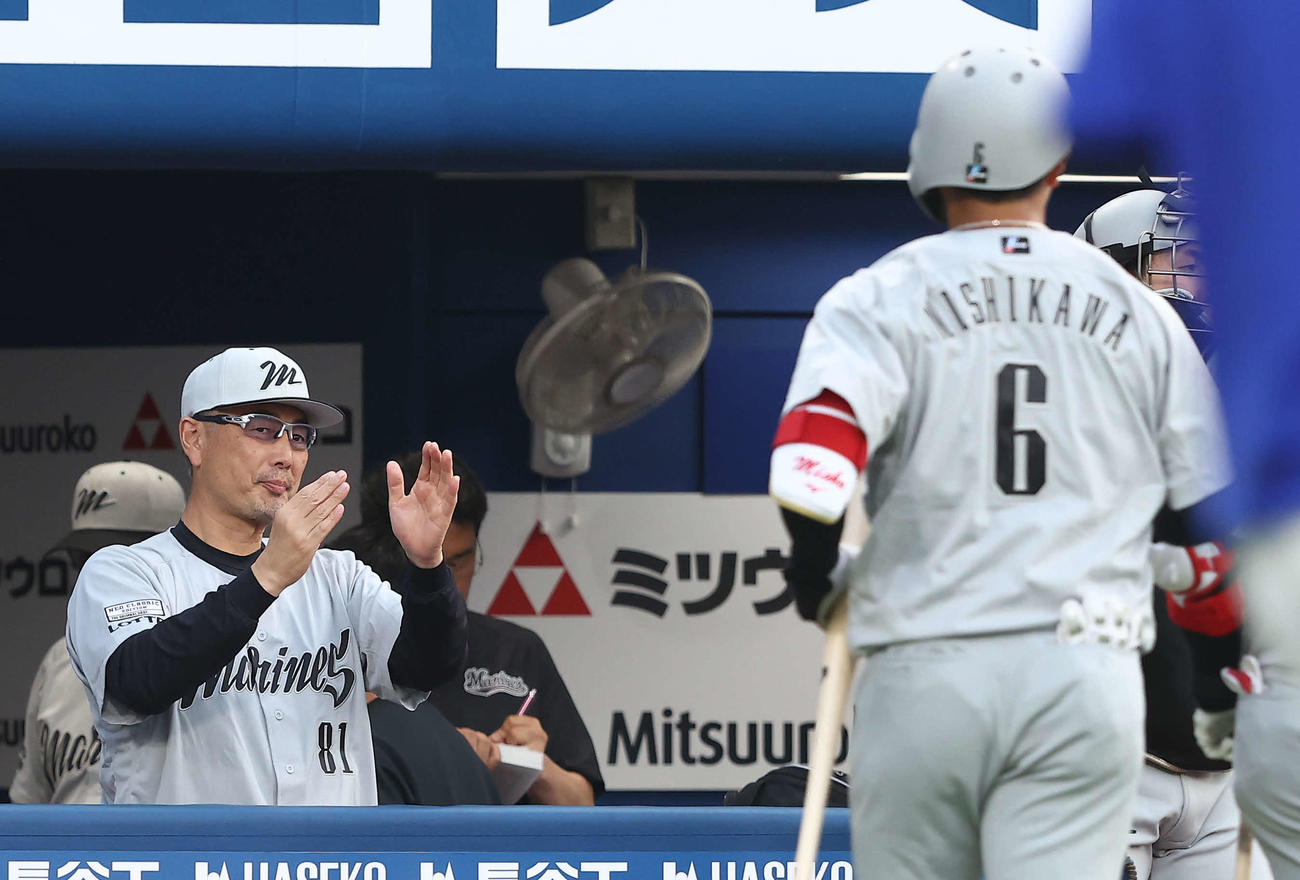 DeNA対ロッテ　1回表を終え、左前適時打を放った西川（右）を迎える吉井監督（撮影・河田真司）