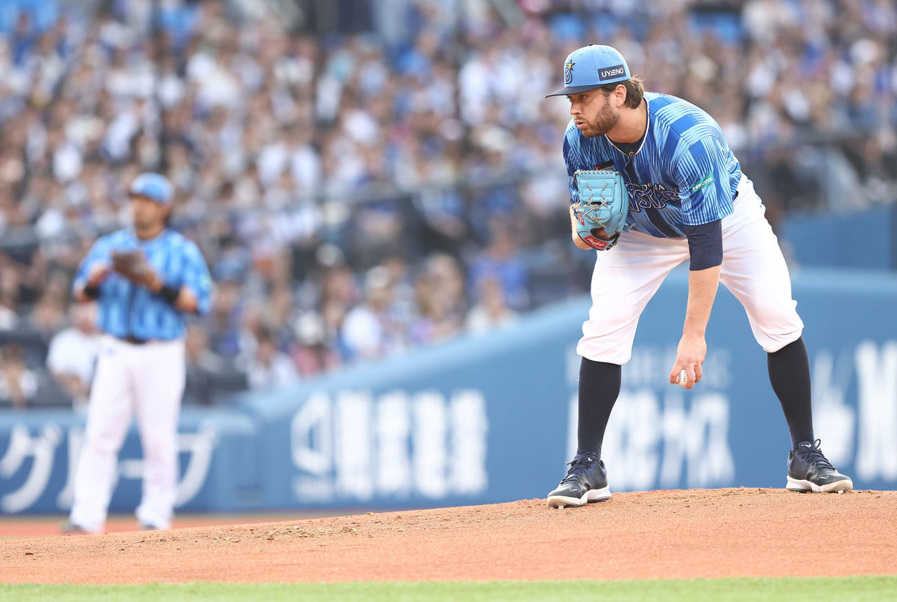 DeNA対ロッテ　1回表、サインを確認するケイ（撮影・河田真司）