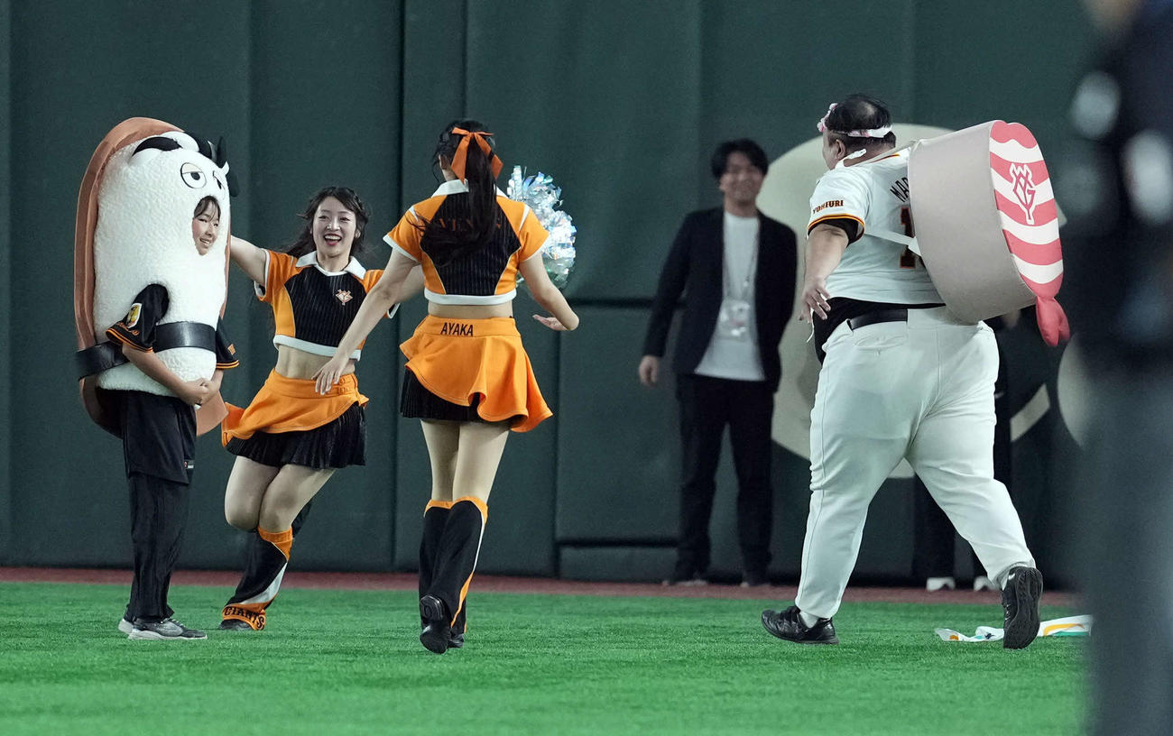 巨人対西武　すしレースは、あなごが勝利（撮影・たえ見朱実）