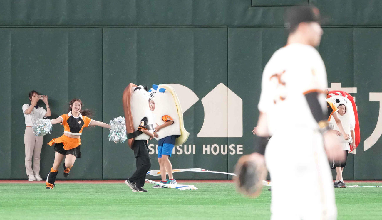 巨人対西武　すしレースに臨む参加者たち（撮影・小沢裕）