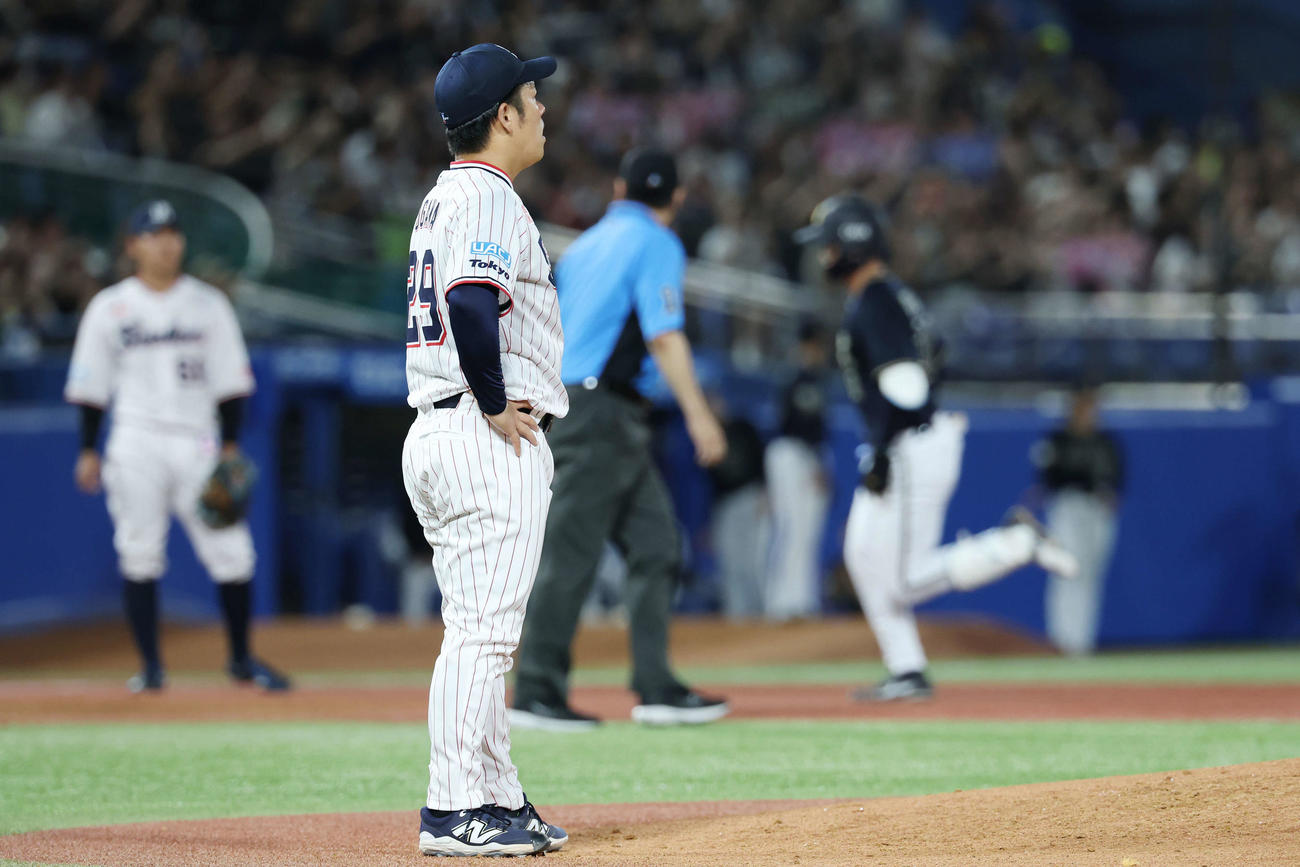 ヤクルト対オリックス　4回表オリックス2死一、二塁、太田に3点適時打を浴びる小川（撮影・宮地輝）
