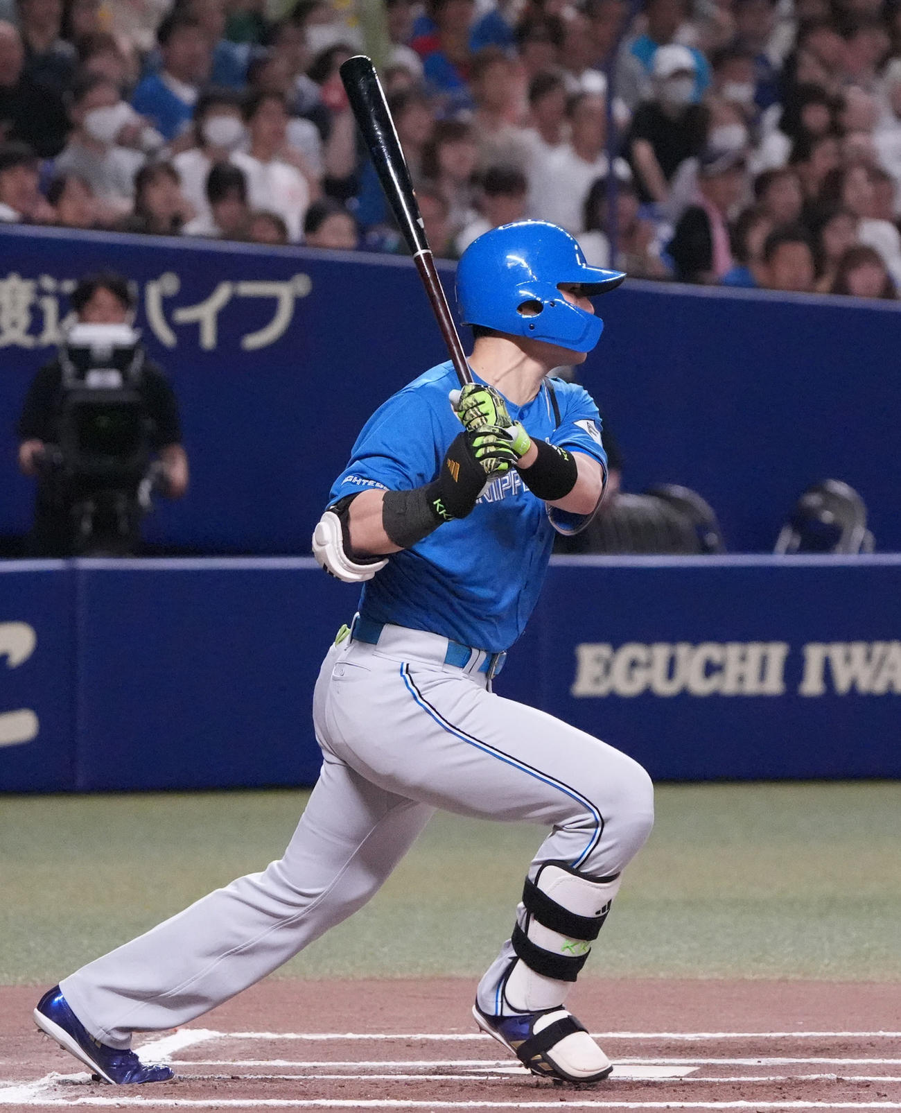 中日対日本ハム　6回表日本ハム無死三塁、右犠飛を放つ清宮（撮影・森本幸一）