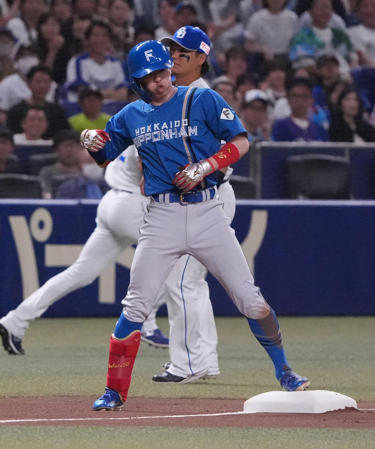 中日対日本ハム　6回表日本ハム無死、五十幡（手前）は右三塁打を放ち塁上でガッツポーズをする（撮影・森本幸一）