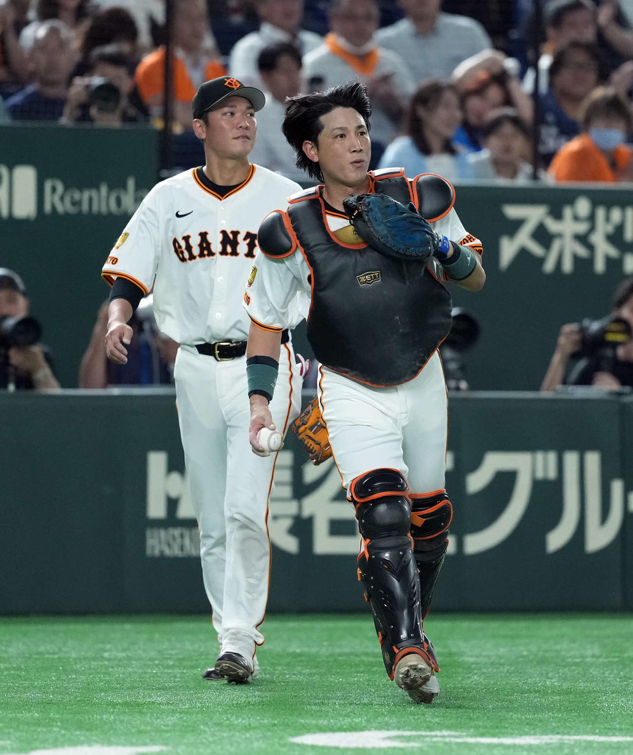 巨人対西武　3回表西武2死一塁、源田壮亮の捕邪飛を捕球した小林（撮影・たえ見朱実）