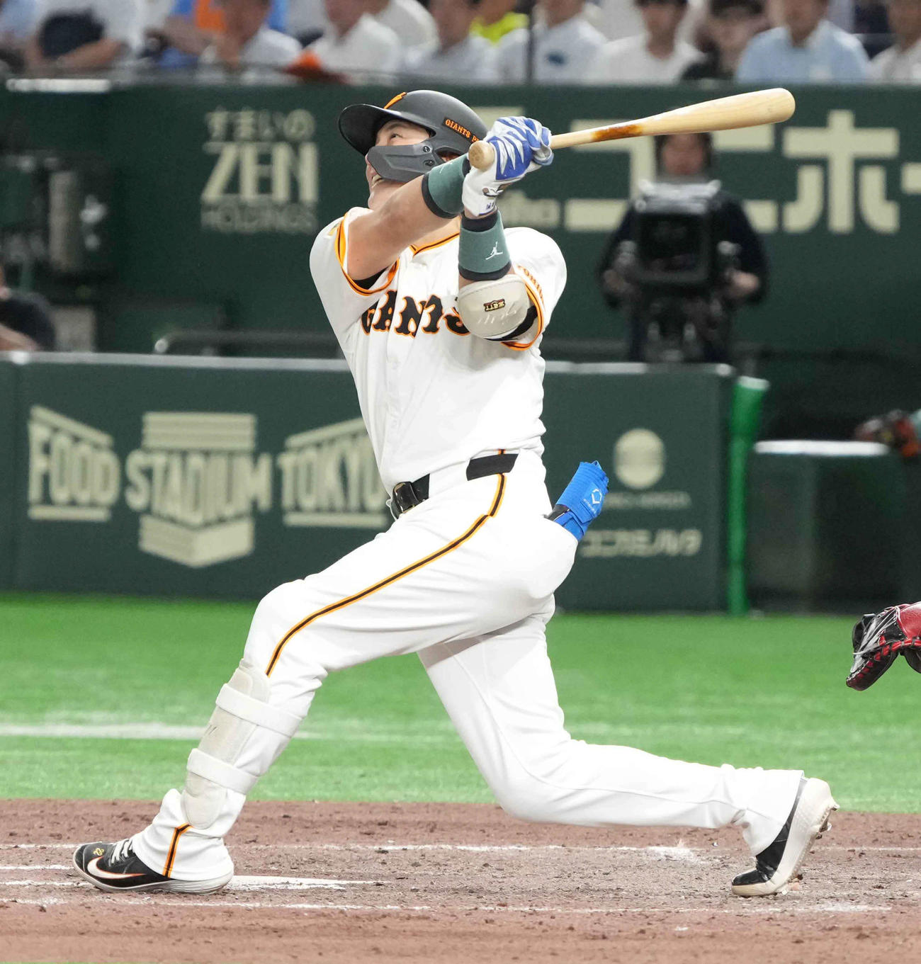 巨人対西武　6回裏巨人2死二塁、小林は中前に勝ち越し適時打を放つ（撮影・小沢裕）