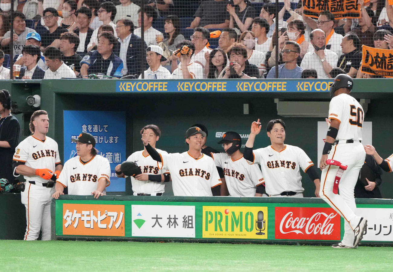巨人対西武　6回裏巨人2死二塁、小林の中前勝ち越し適時打で生還したオコエ（右）はベンチのナインの祝福を受ける（撮影・小沢裕）