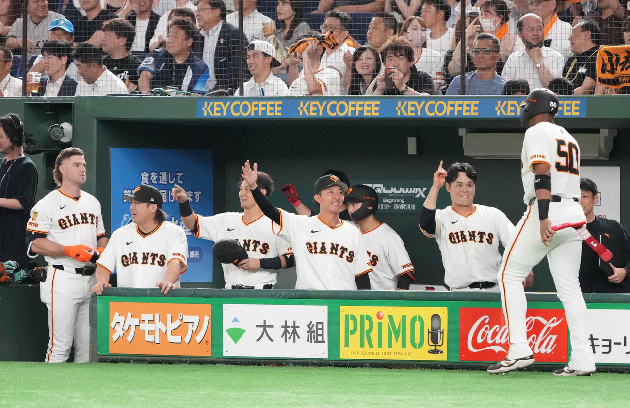 巨人対西武　6回裏巨人2死二塁、小林の中前勝ち越し適時打で生還したオコエ（右）はベンチのナインの祝福を受ける（撮影・小沢裕）