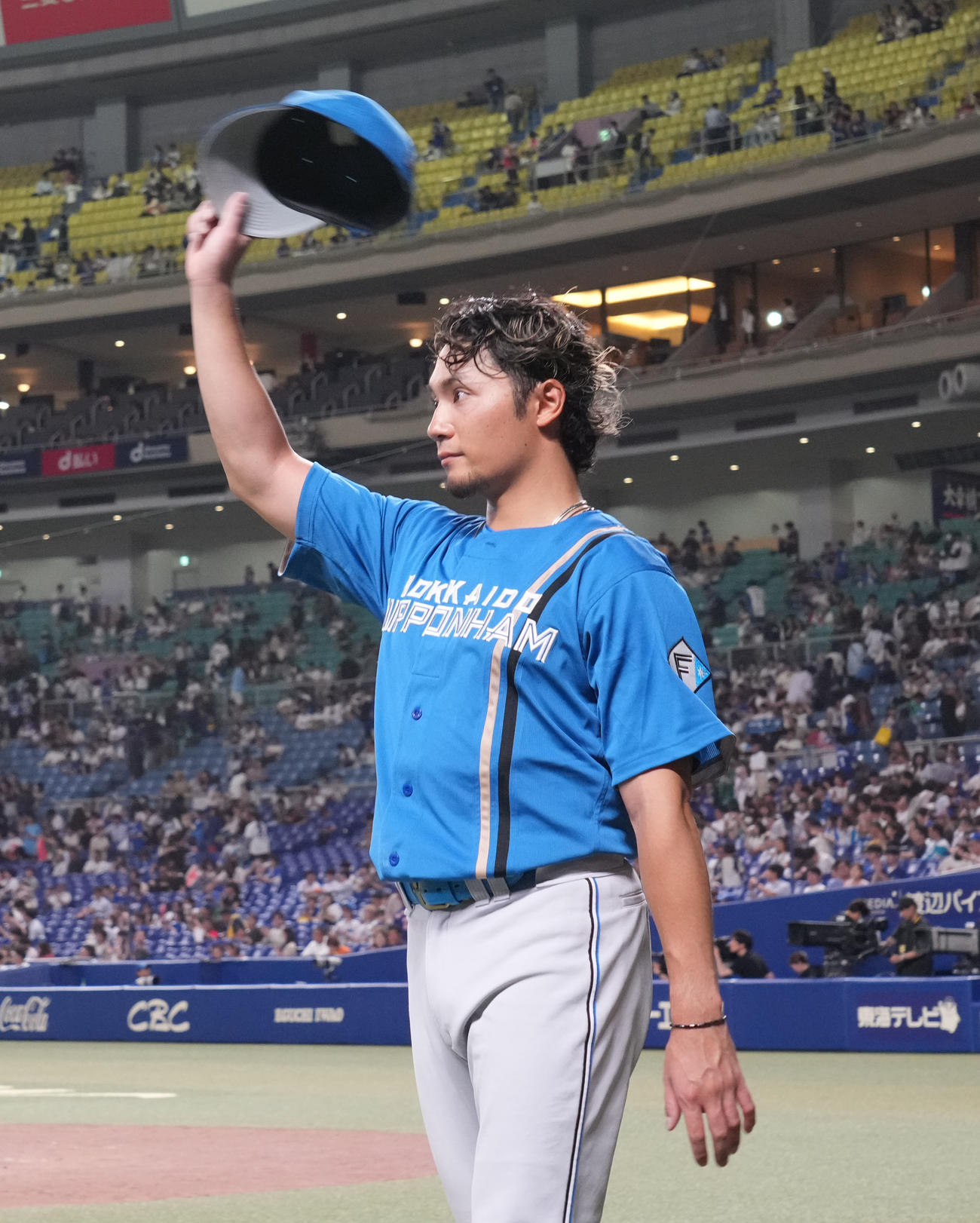 中日対日本ハム　ヒーローインタビューを終えファンの声援に応える伊藤（撮影・森本幸一）