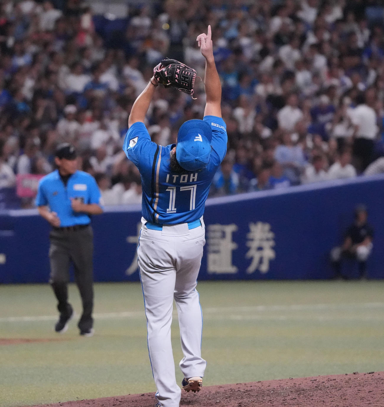 中日対日本ハム　試合終了、中日に完封勝利し喜ぶ伊藤（撮影・森本幸一）