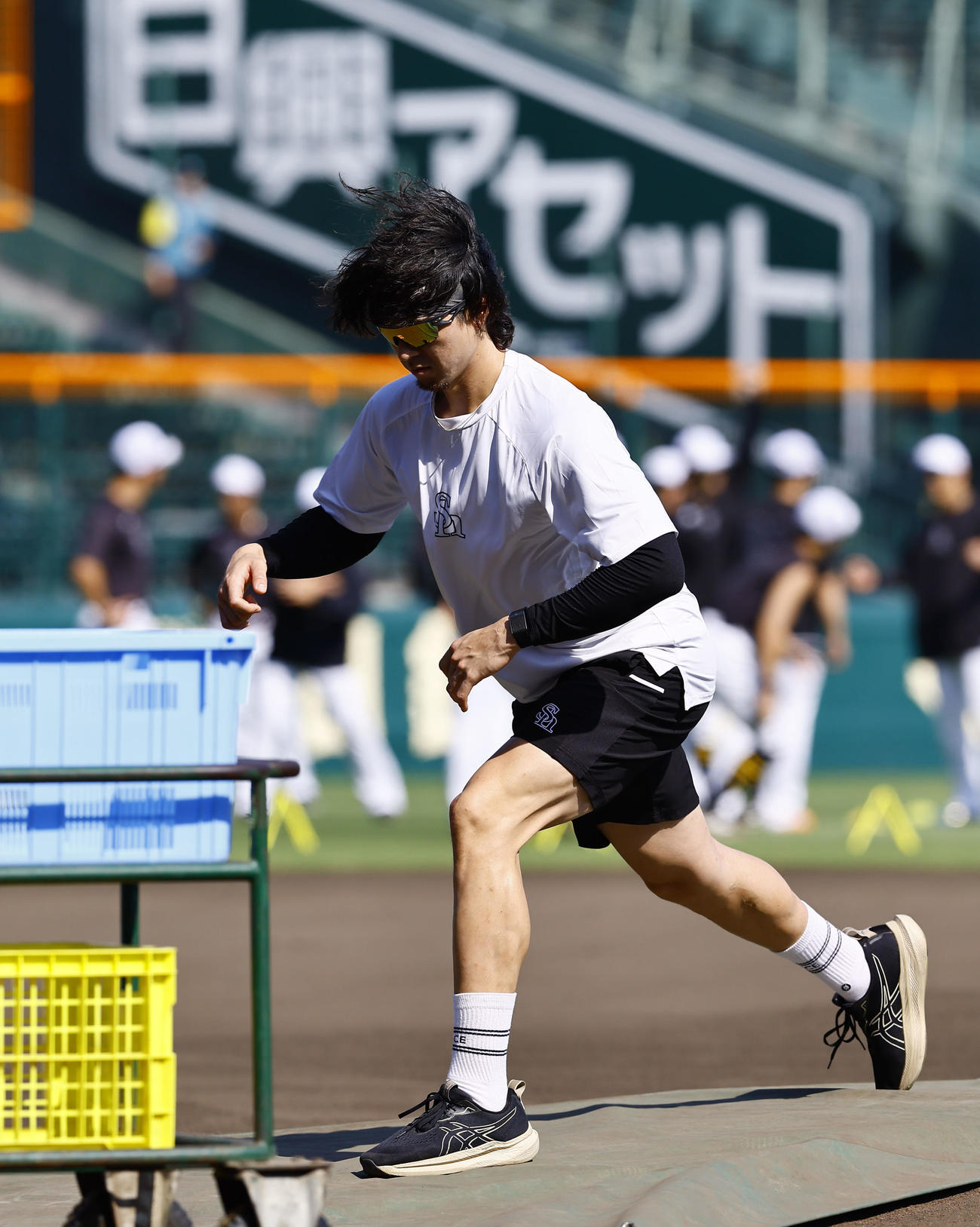 阪神対ソフトバンク　マウンドを確認するソフトバンク上沢（撮影・藤尾明華）