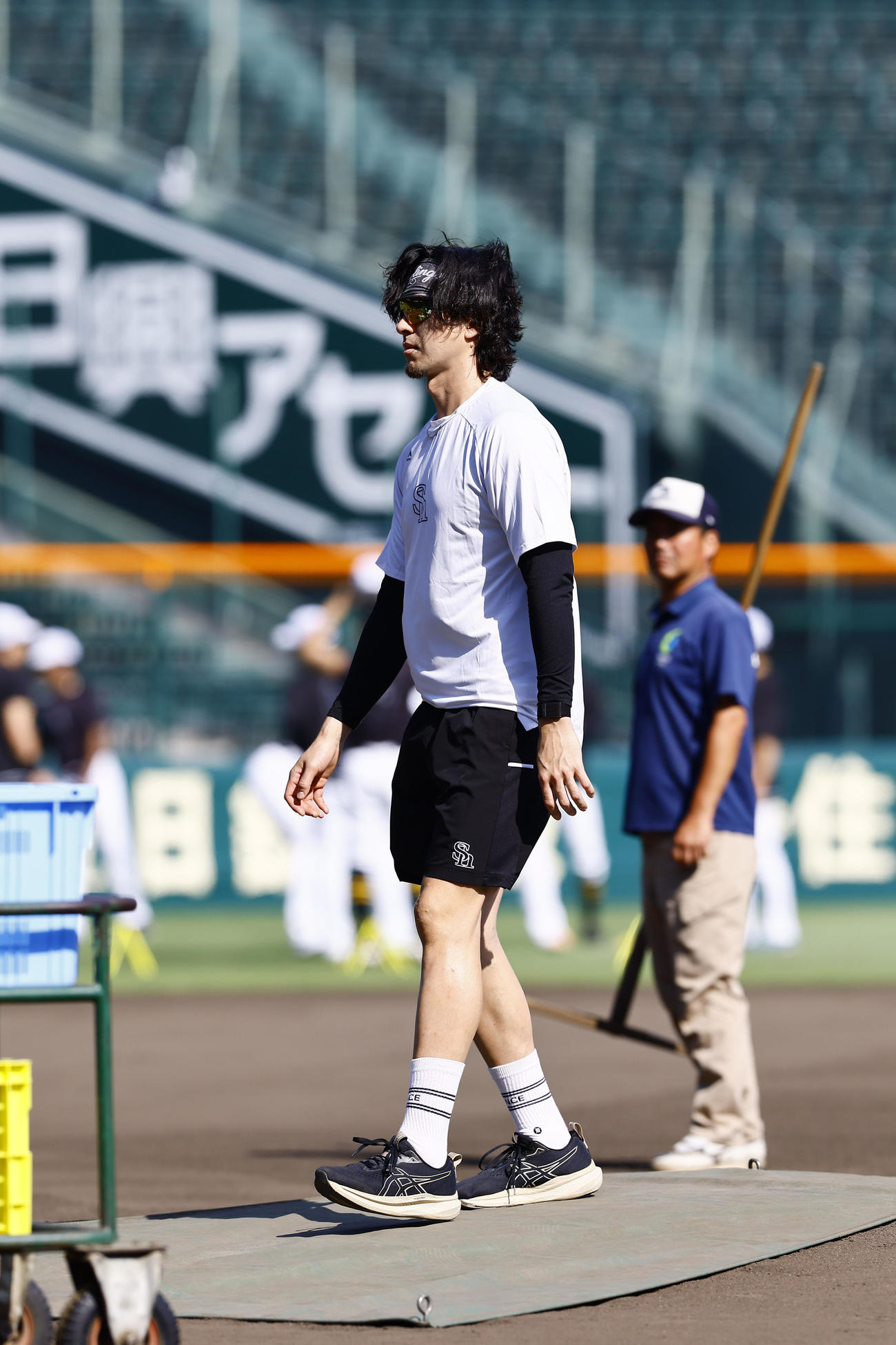 阪神対ソフトバンク　マウンドを確認するソフトバンク上沢（撮影・藤尾明華）
